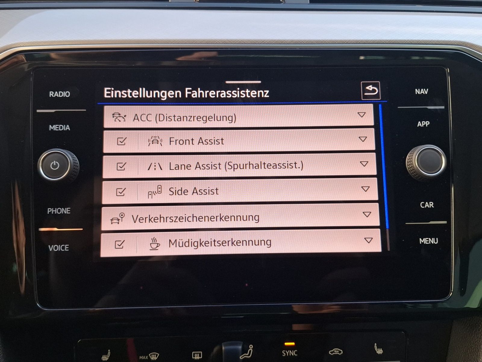 Fahrzeugabbildung Volkswagen Passat Variant TDI Business DSG Matrix Navi AID