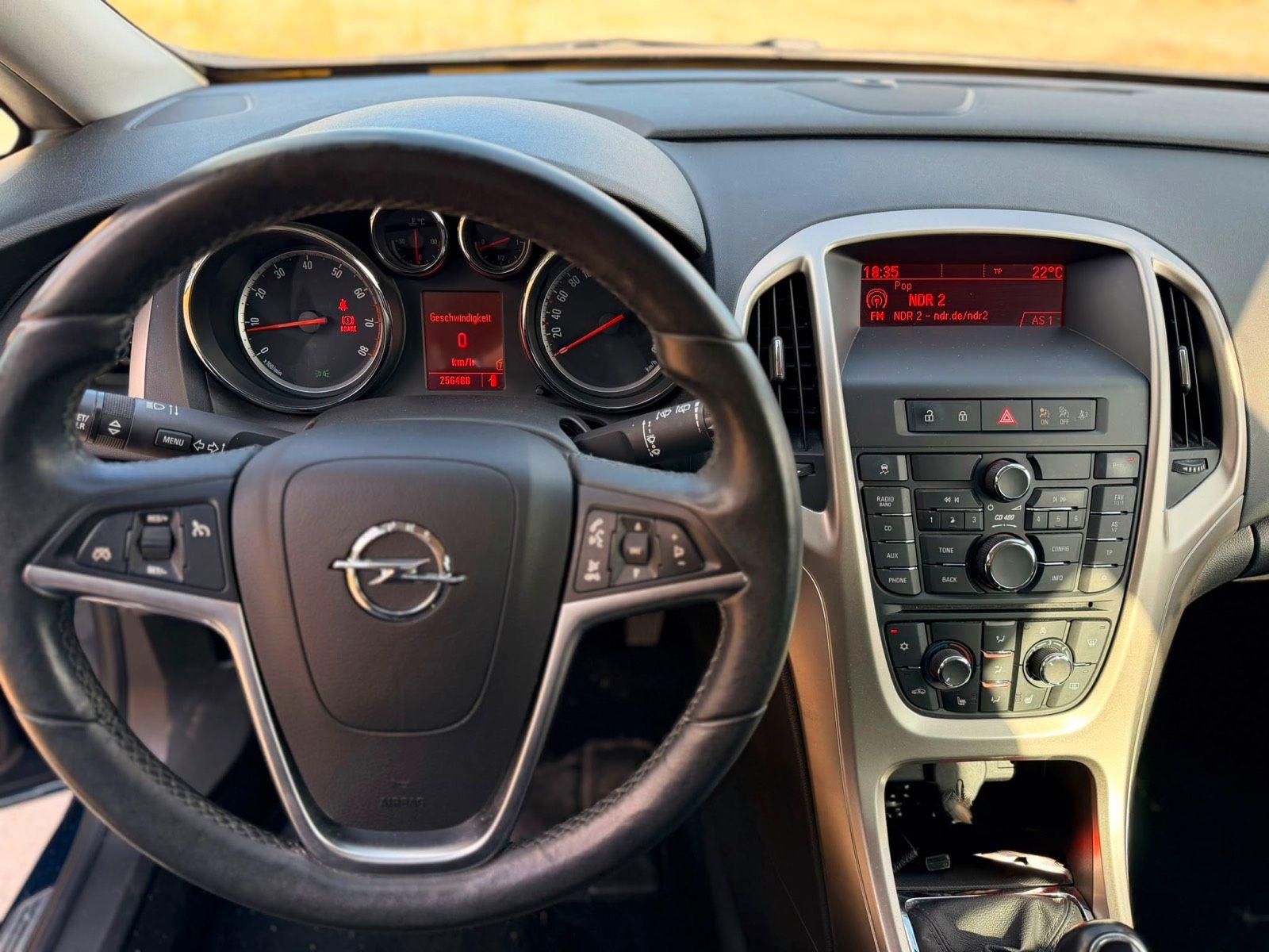 Opel Astra 2011 — photo 8