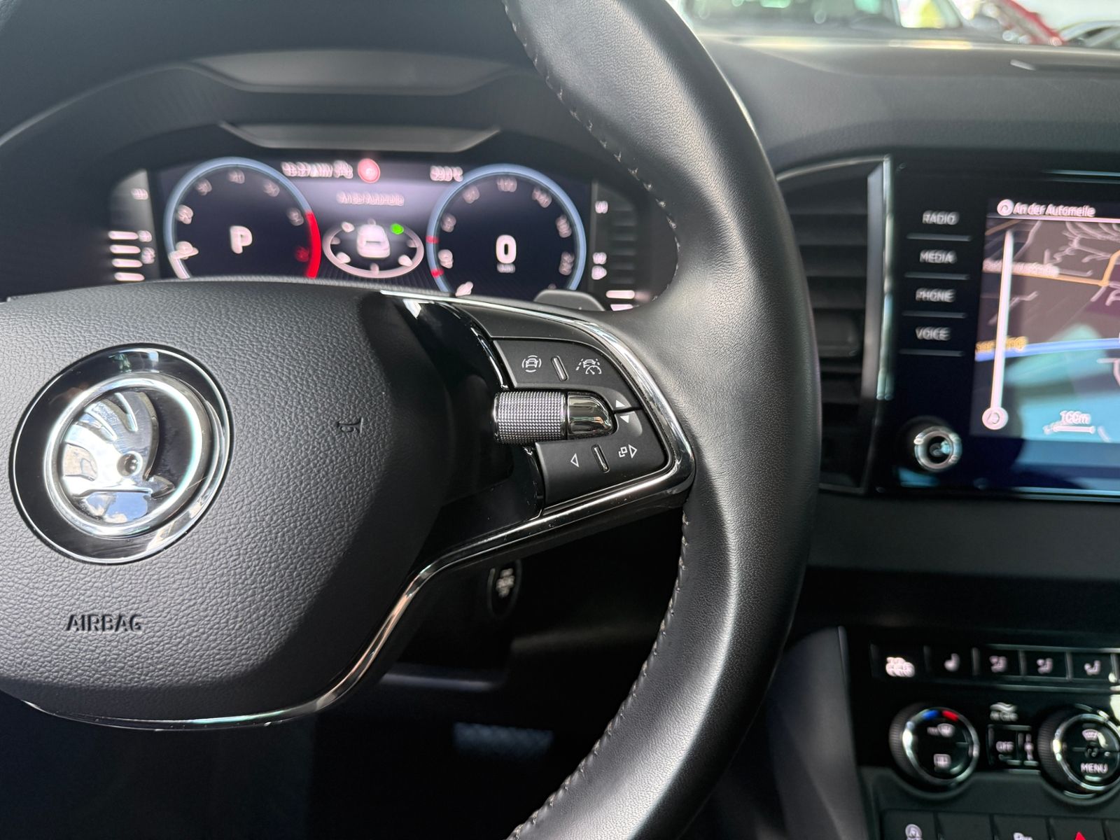 Fahrzeugabbildung SKODA KAROQ 1.5 TSI DSG AHK AMB LED NAVI