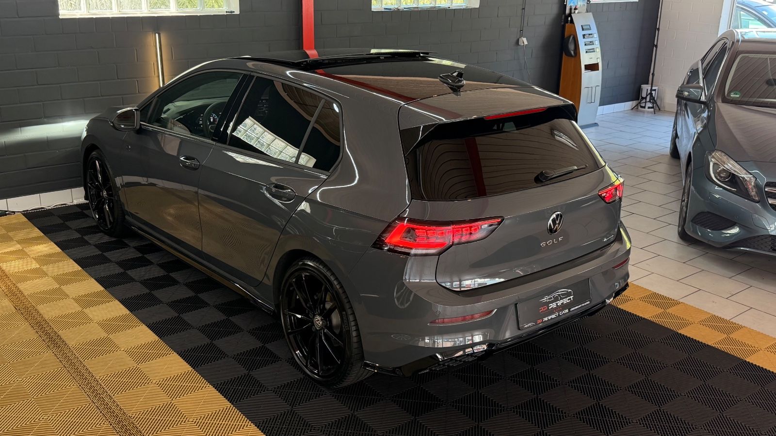 VW Golf Golf VIII 2.0 TSI 4Motion R-Line|PANO|HUD|AHK|19 Vorschau 4