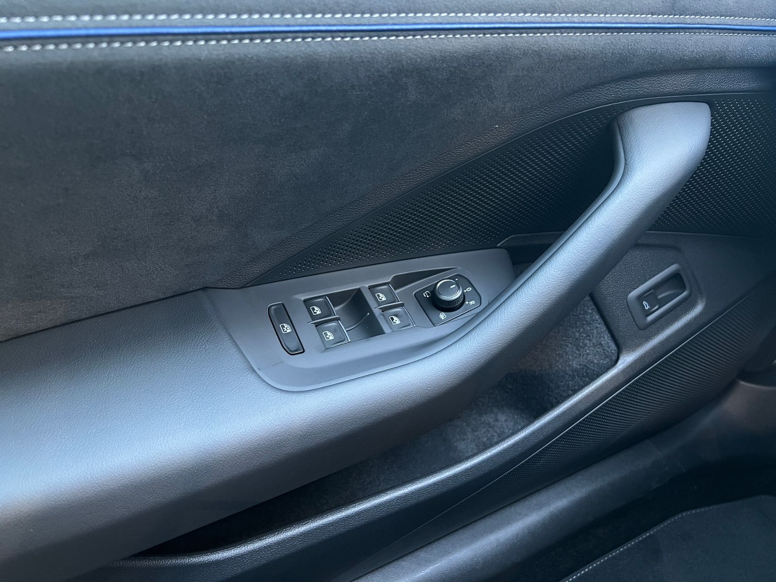 Fahrzeugabbildung Volkswagen Passat Variant R-Line 2.0 TDI DSG 4MOTION *AHK,B