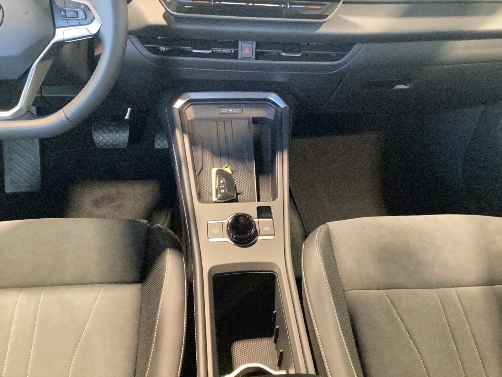 Fahrzeugabbildung Volkswagen T-Roc Style eTSI DSG ACC LED+ SH HuD 360° Massag