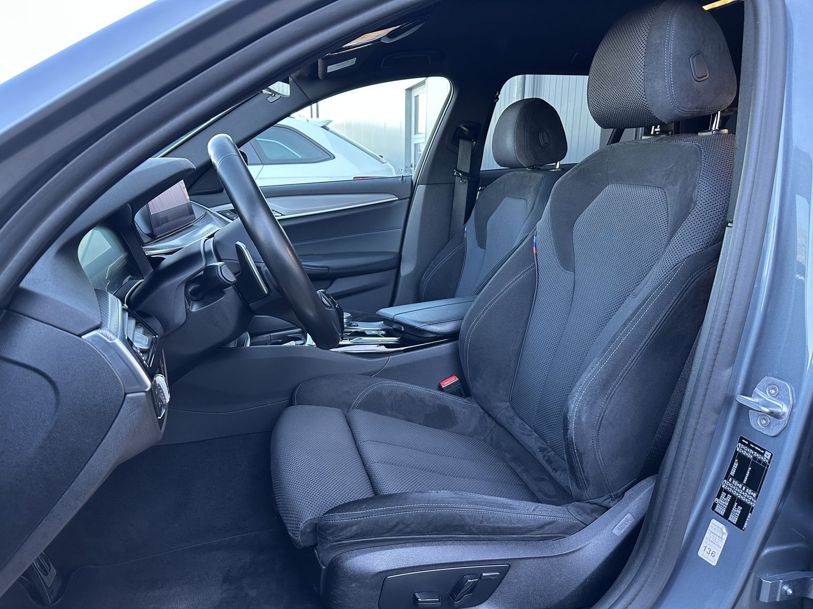Fahrzeugabbildung BMW 530d Touring M-Sport NAV+LED+SHZ+HUD+AHK+LC+2HD
