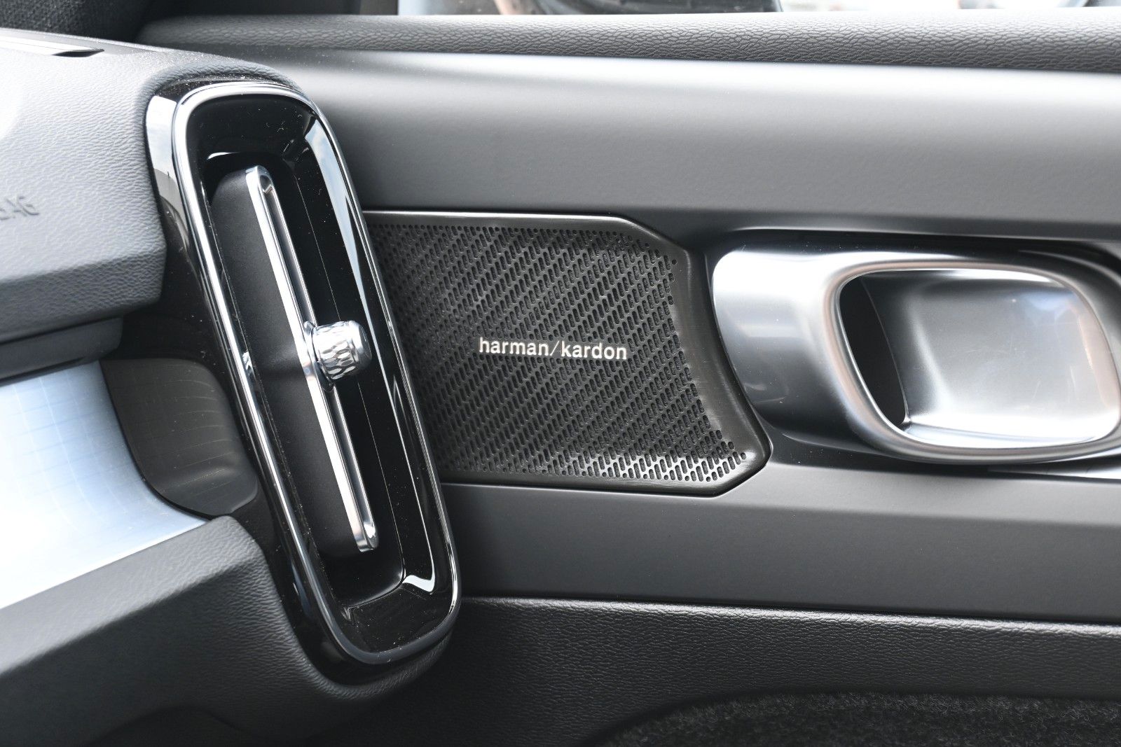 Fahrzeugabbildung Volvo XC40 B3 DKG Plus Dark*STDHZG*360°*H&K*ACC