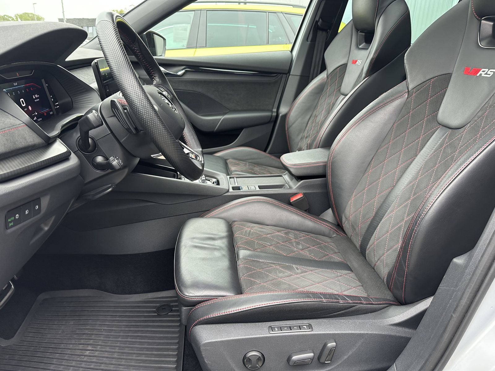 Fahrzeugabbildung SKODA Octavia Combi 4x4 RS NAV+LED+PANO+ACC+AHK+19ZOLL