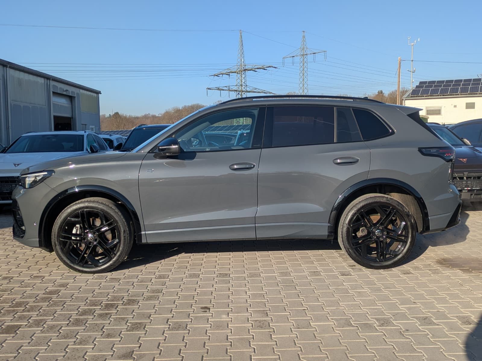Fahrzeugabbildung Volkswagen Tiguan 2.0 TDI 4M R-Line BLACK*PAN*HK*AHK*MATRIX
