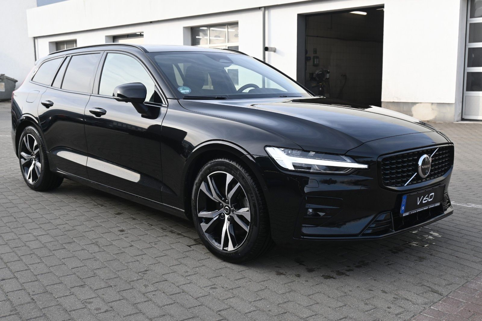 Fahrzeugabbildung Volvo V60 B4 DKG Plus Dark*FSHZG*H&K*360°*ACC*AHK