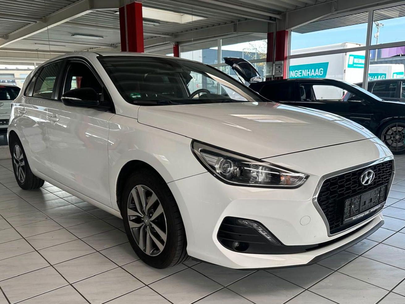 Hyundai i30 Passion SHZ PDC Kamera 8-fach bereift