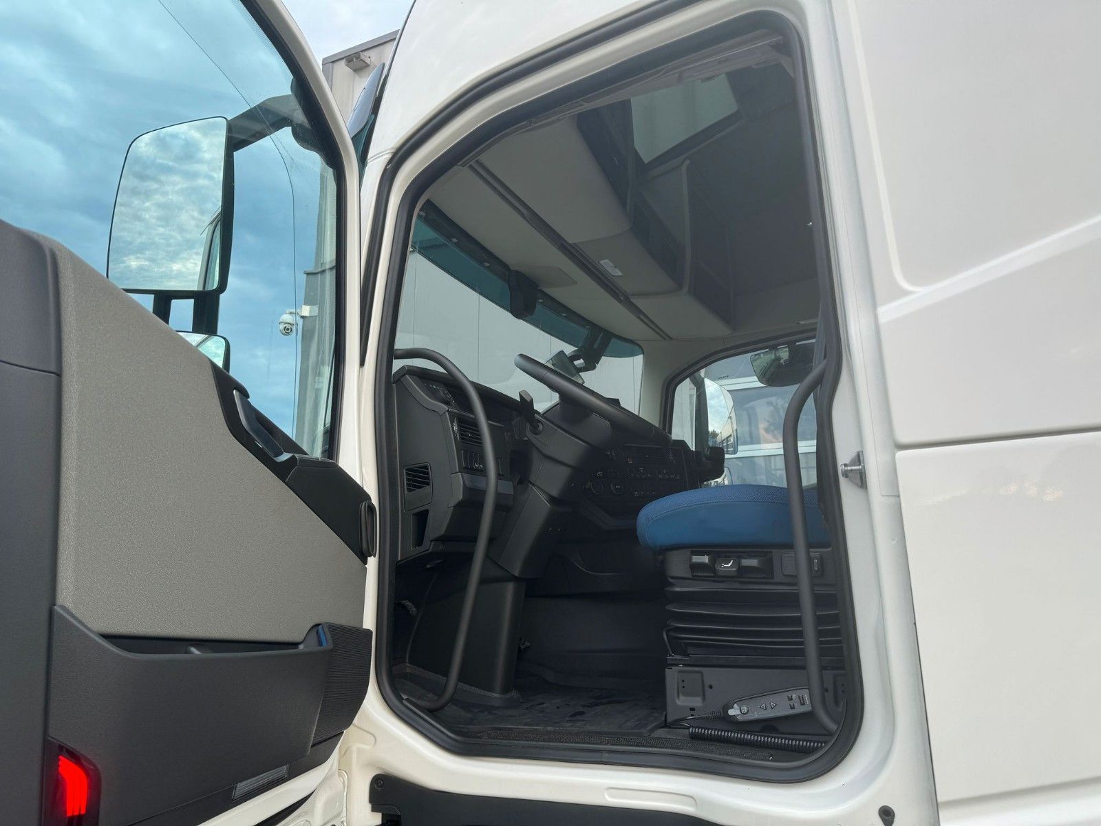 Fahrzeugabbildung Volvo FH 500 6x2-4 Pritsche Plateau mit HIAB 548 E-8