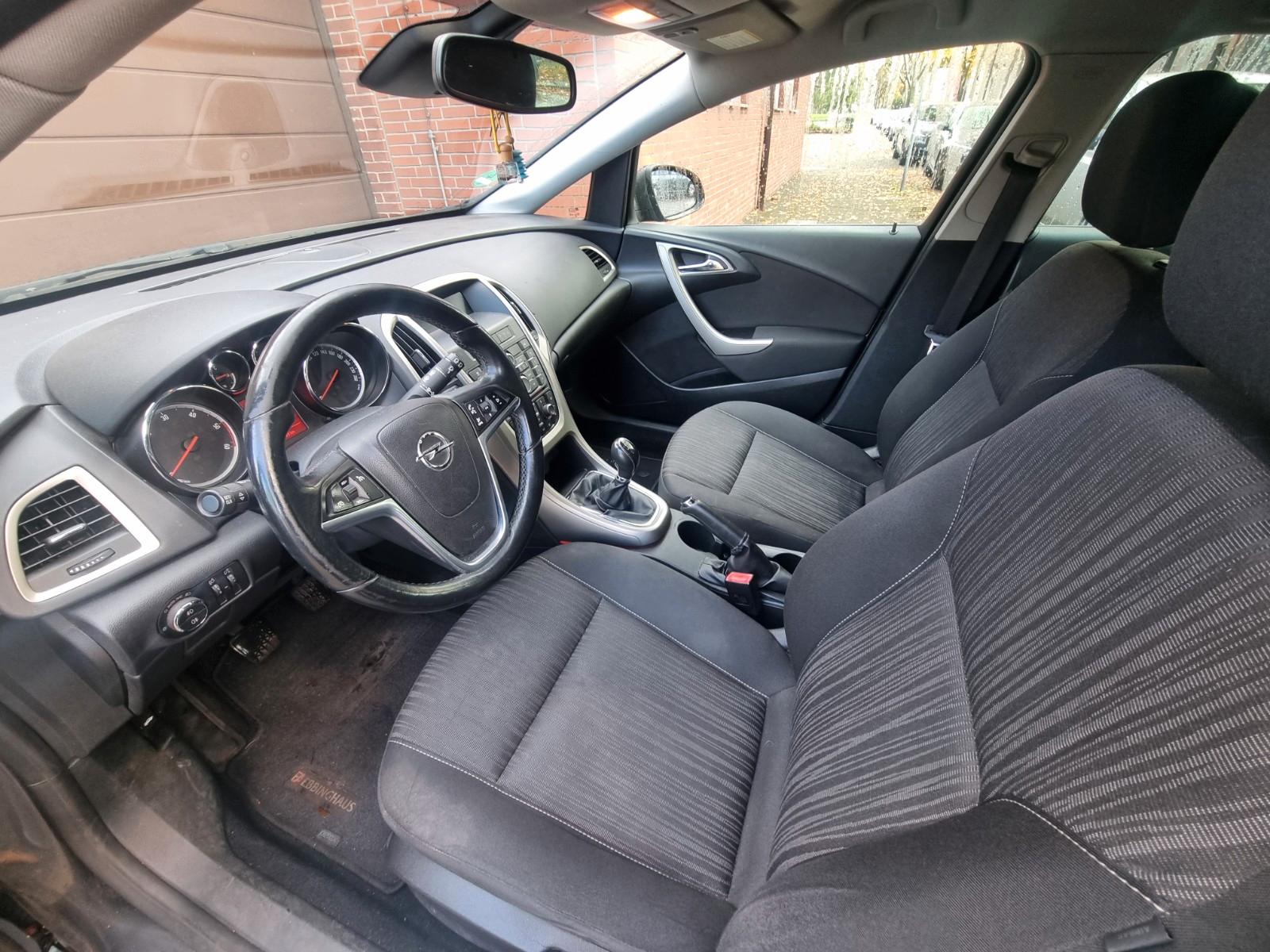 Opel Astra 2012 — photo 16