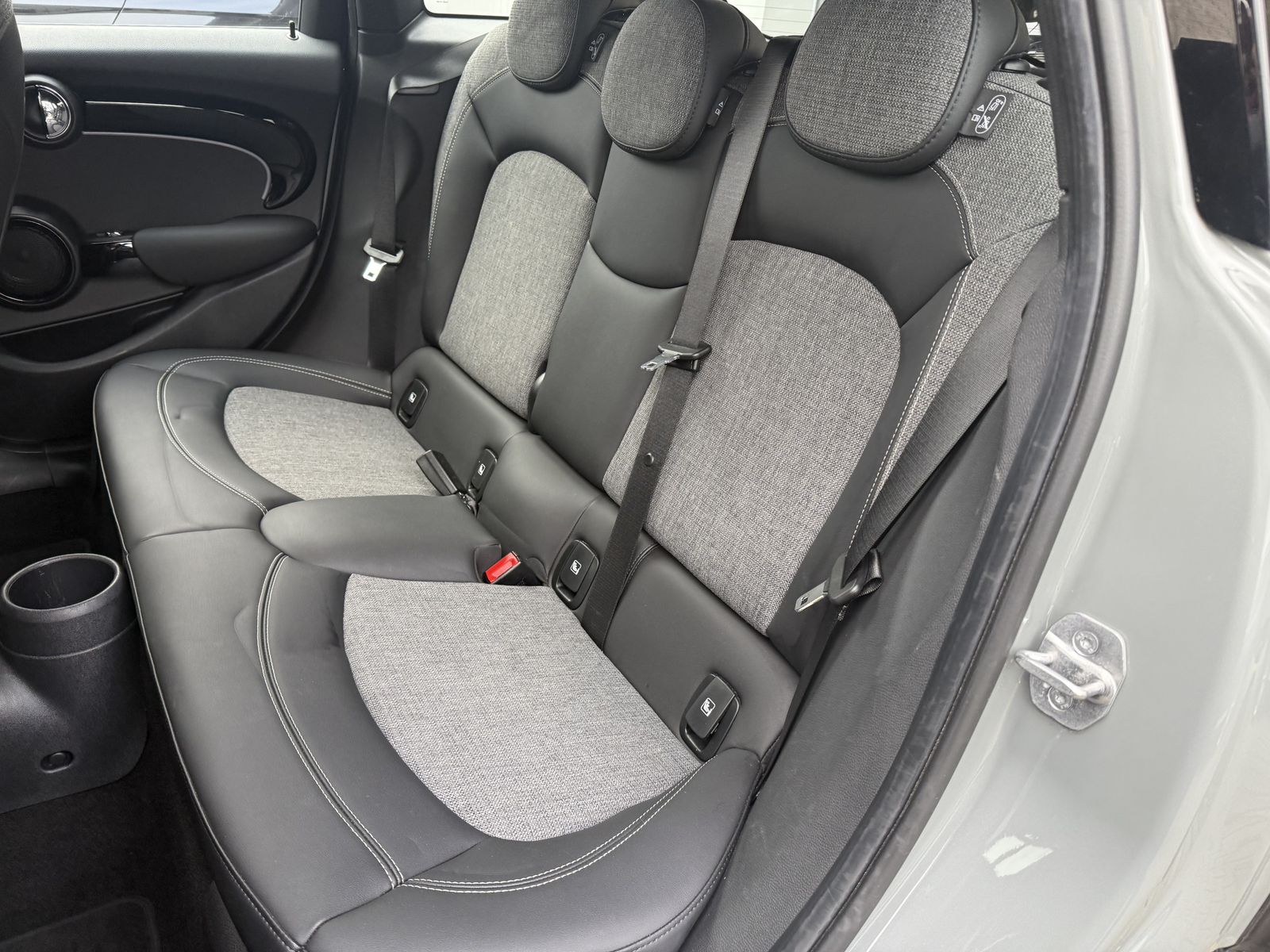 Fahrzeugabbildung MINI Cooper 5-Türer Classic Trim NAV+LED+DIGDISPL+KAM