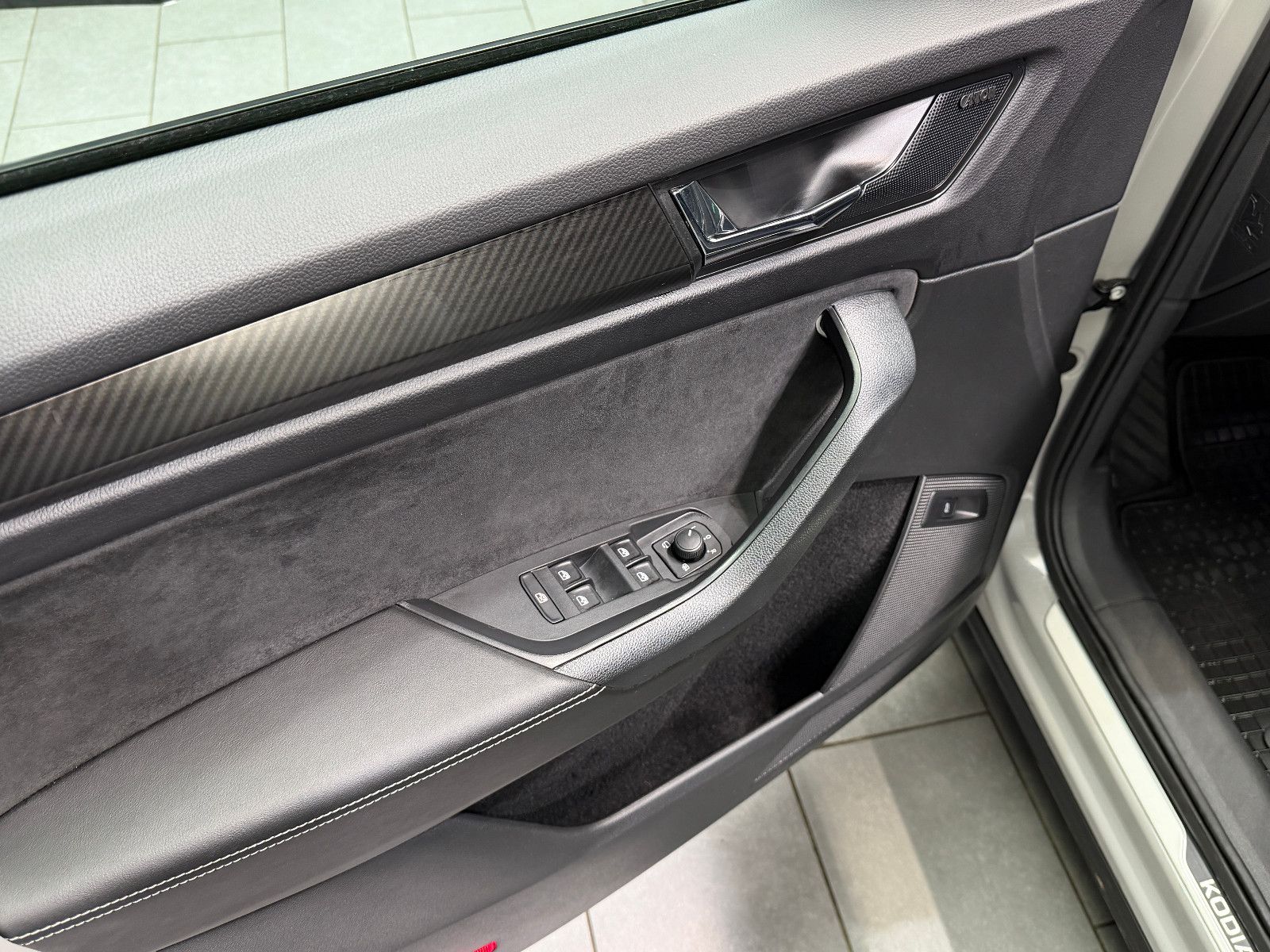 Fahrzeugabbildung SKODA Kodiaq Sportline 4x4 |7-SITZER|AHK|CANTON|NARDO