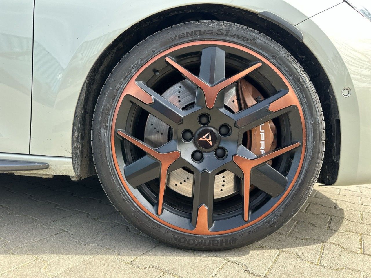 Fahrzeugabbildung CUPRA Leon ST VZ 2.0 TSI 333 PS 4Drive Akebono Pano - mit KI generiert/bearbeitet