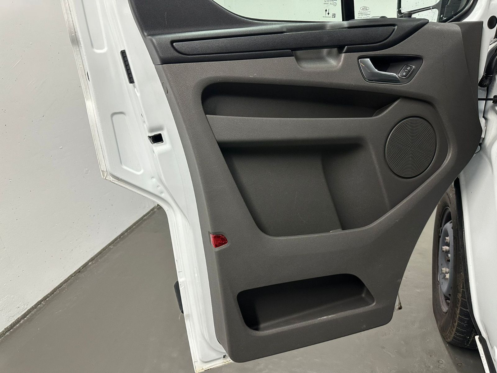 Fahrzeugabbildung Ford Transit Custom 320 L1H1 9-SITZE*2xKLIMA*TEMPO*ZH