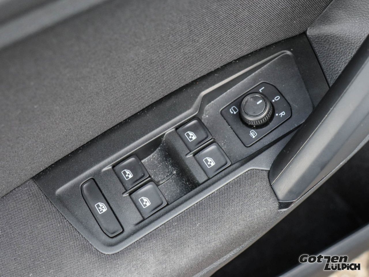 Fahrzeugabbildung Volkswagen Tiguan Life 1,5TSI Navi Winterpaket LED PDC