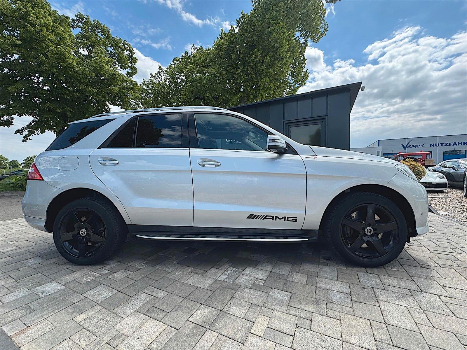 Fahrzeugabbildung Mercedes-Benz ML 400 AMG Sport-Paket 4Matic *Bi-Xenon*LED*