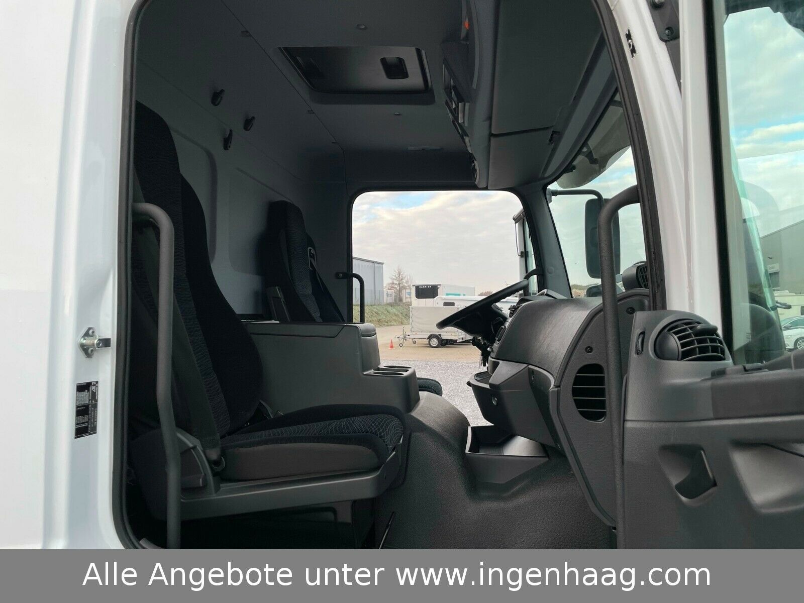 Fahrzeugabbildung Mercedes-Benz Atego 1524 L TK Carrier Schmitz Aufbau LBW/Aut.