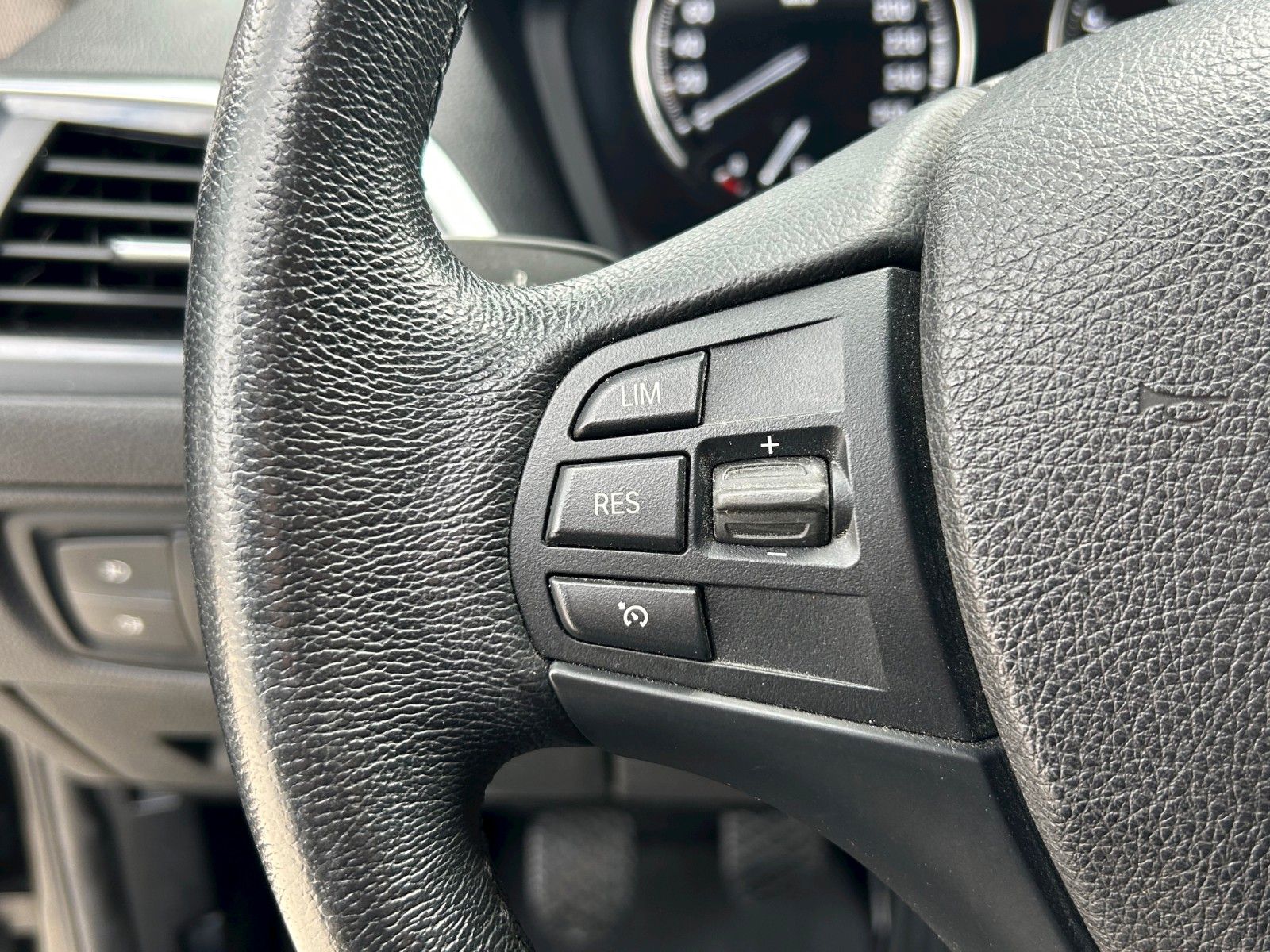 Fahrzeugabbildung BMW 116i Advantage Navi Sitzheizung Klima LED PDC BT