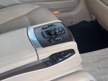 BMW 750 - 12