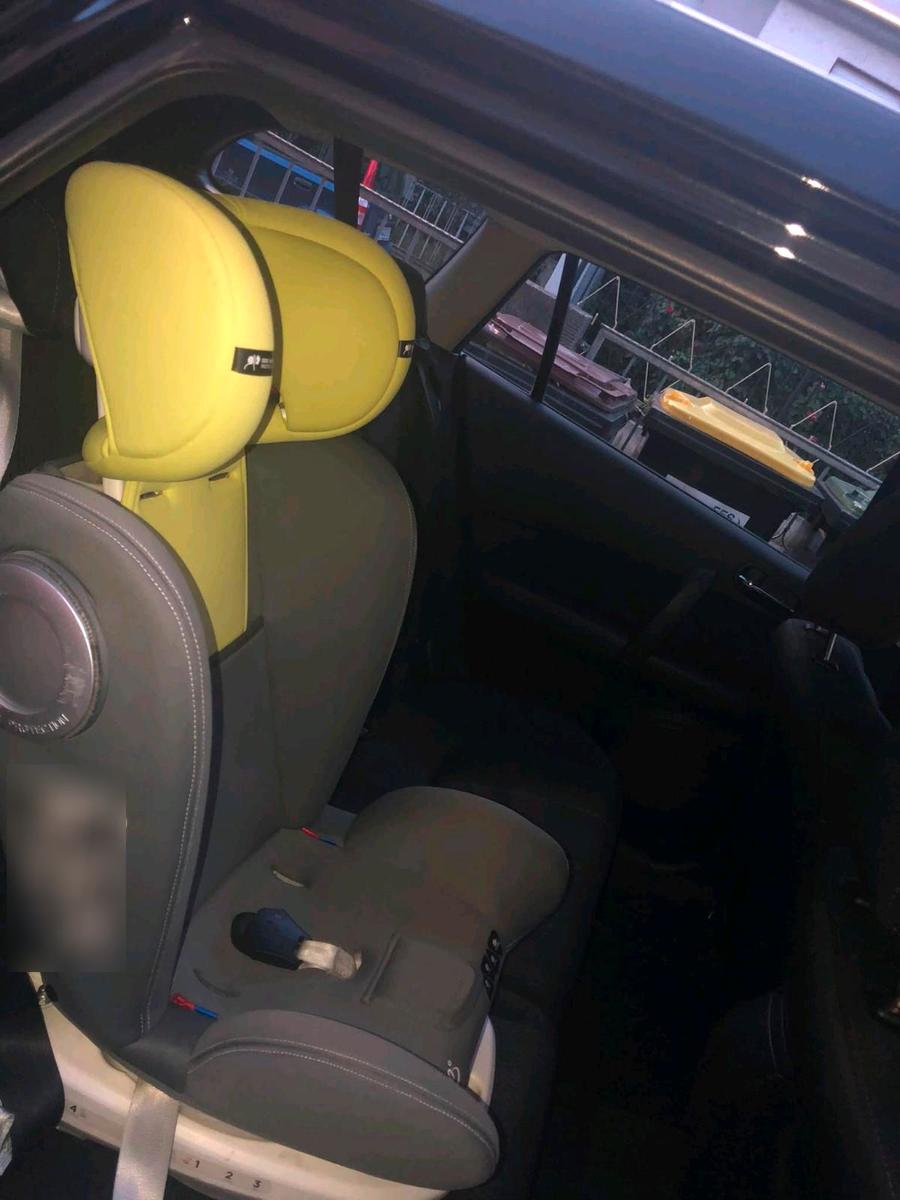 Mazda 2 2011 — салон