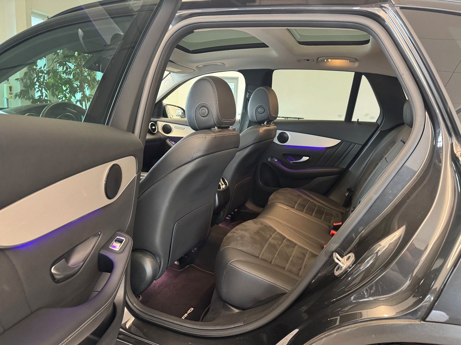 Fahrzeugabbildung Mercedes-Benz GLC 220d 4M+AMG+Pano+Distr+Night+RKamera