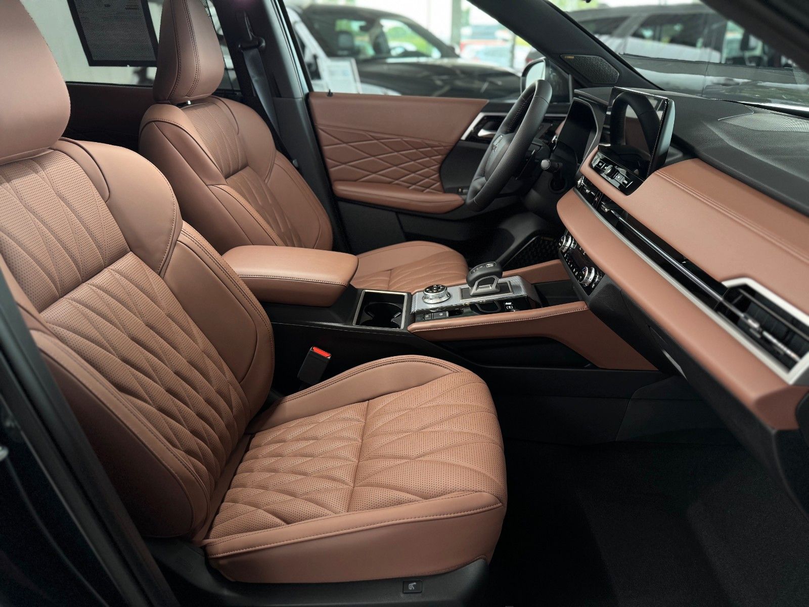 Fahrzeugabbildung Mitsubishi Outlander 2.4PLUG-IN HYBRID 4WD TOP Luxury-Paket