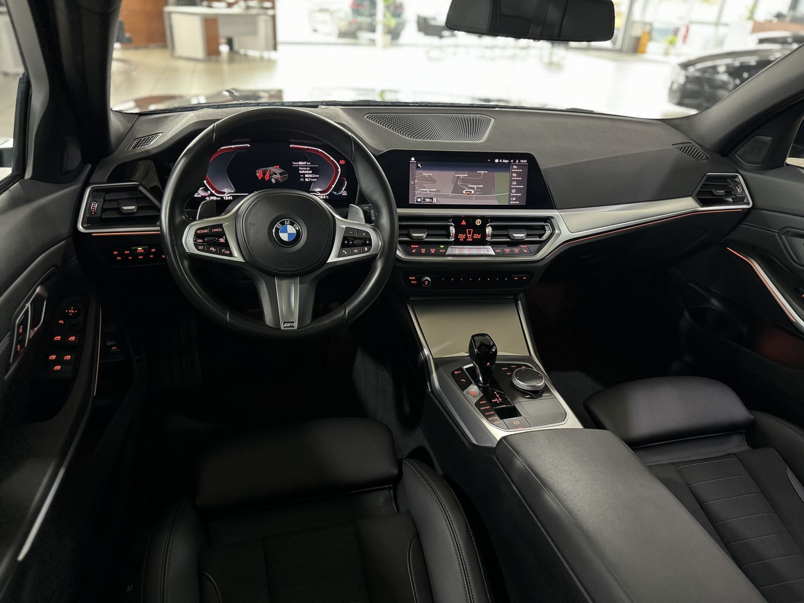 Fahrzeugabbildung BMW 320d Sport Line Panorama Kamera Laser HUD DAB