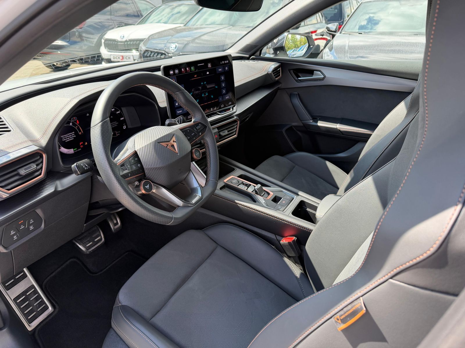Fahrzeugabbildung CUPRA Leon 1.5 eTSI DSG AHK*DYNAMICA*EDGE*LED*5JGARAN.