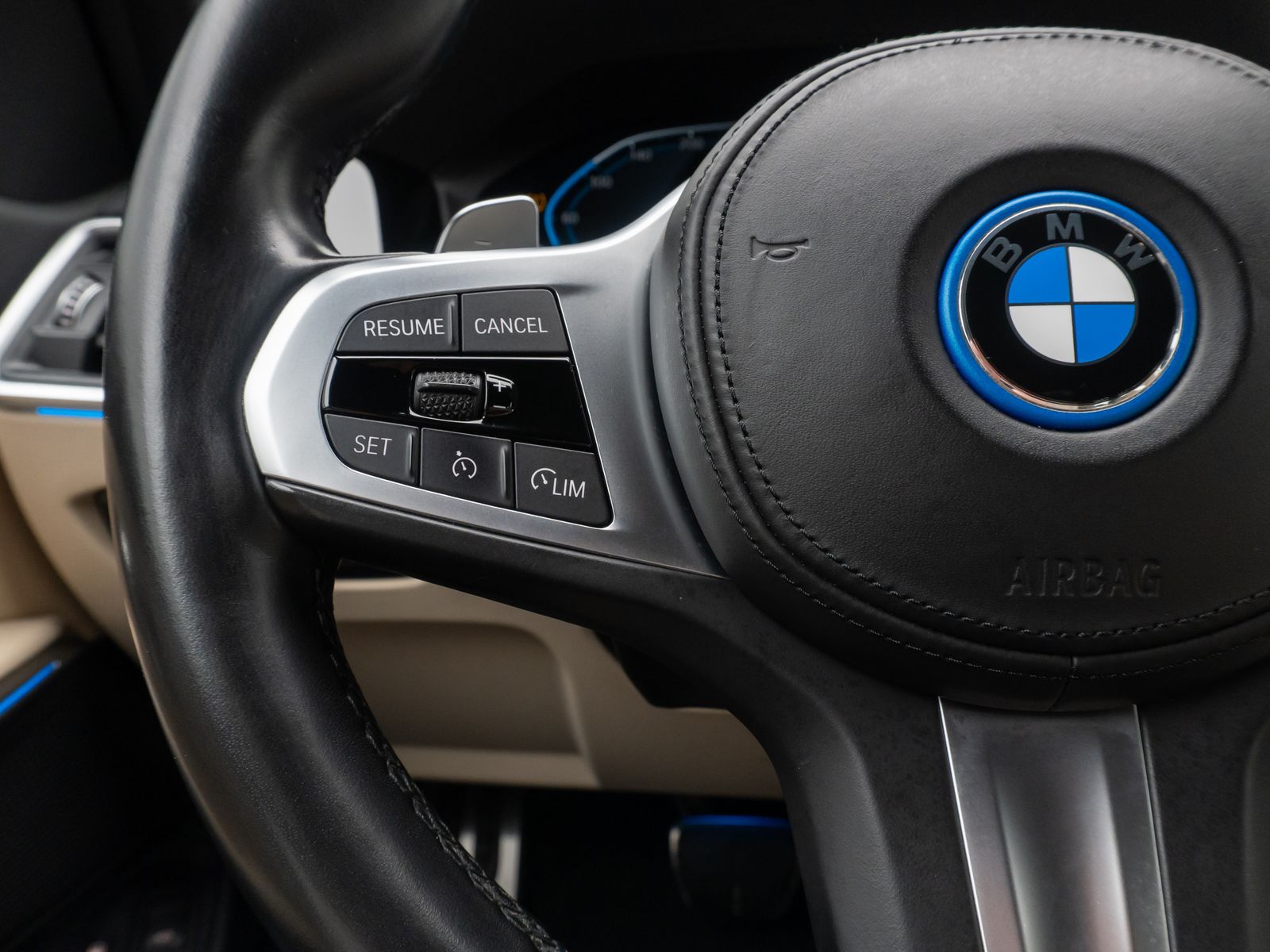 Fahrzeugabbildung BMW 330e xD M Sport DAB Memory AHK HUD Individual