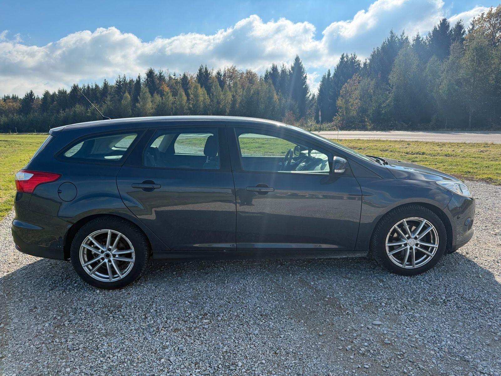 Ford Focus 2014 — interior