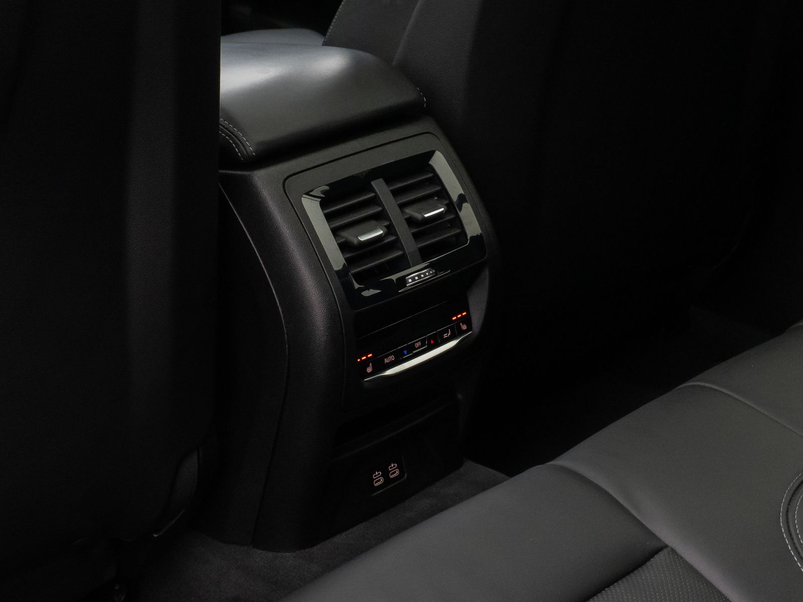 Fahrzeugabbildung BMW X4 M Panorama 360°HUD H/K TV DispKey