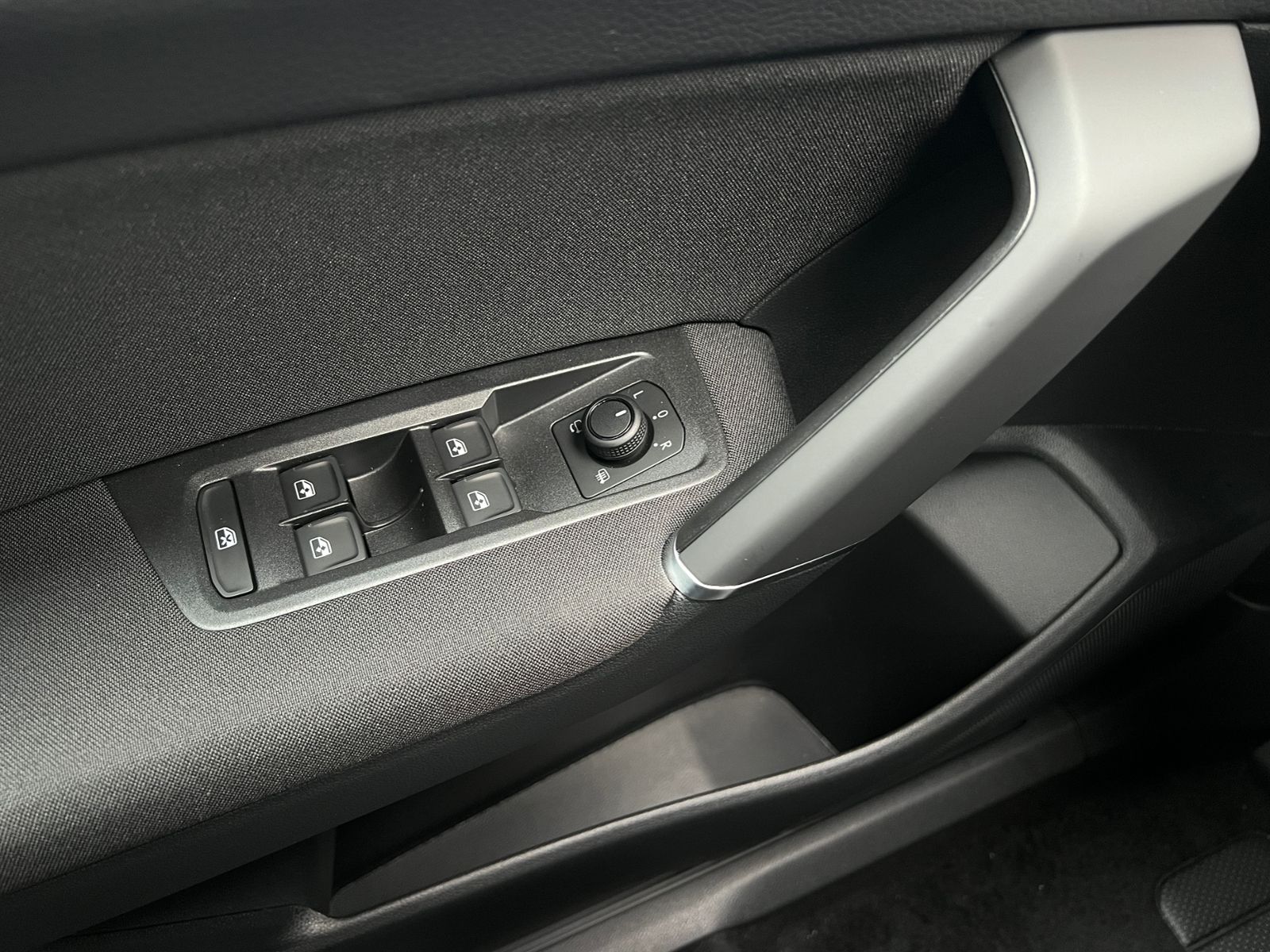 Fahrzeugabbildung Volkswagen Touran Comfortline 1.5 TSI DSG *LED, AHK, 7 Sitz