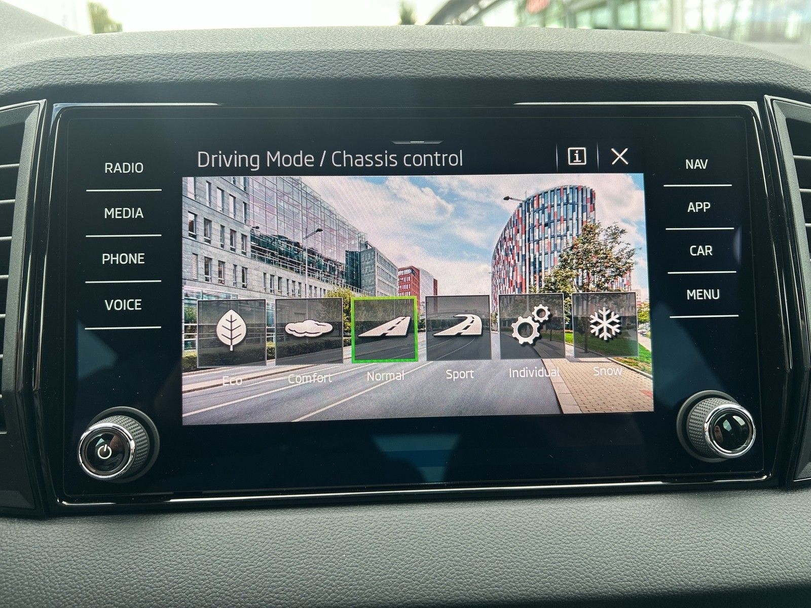 Fahrzeugabbildung SKODA Karoq TSI Sportline 4x4 AHZV MATRIX RFK ACC NSW