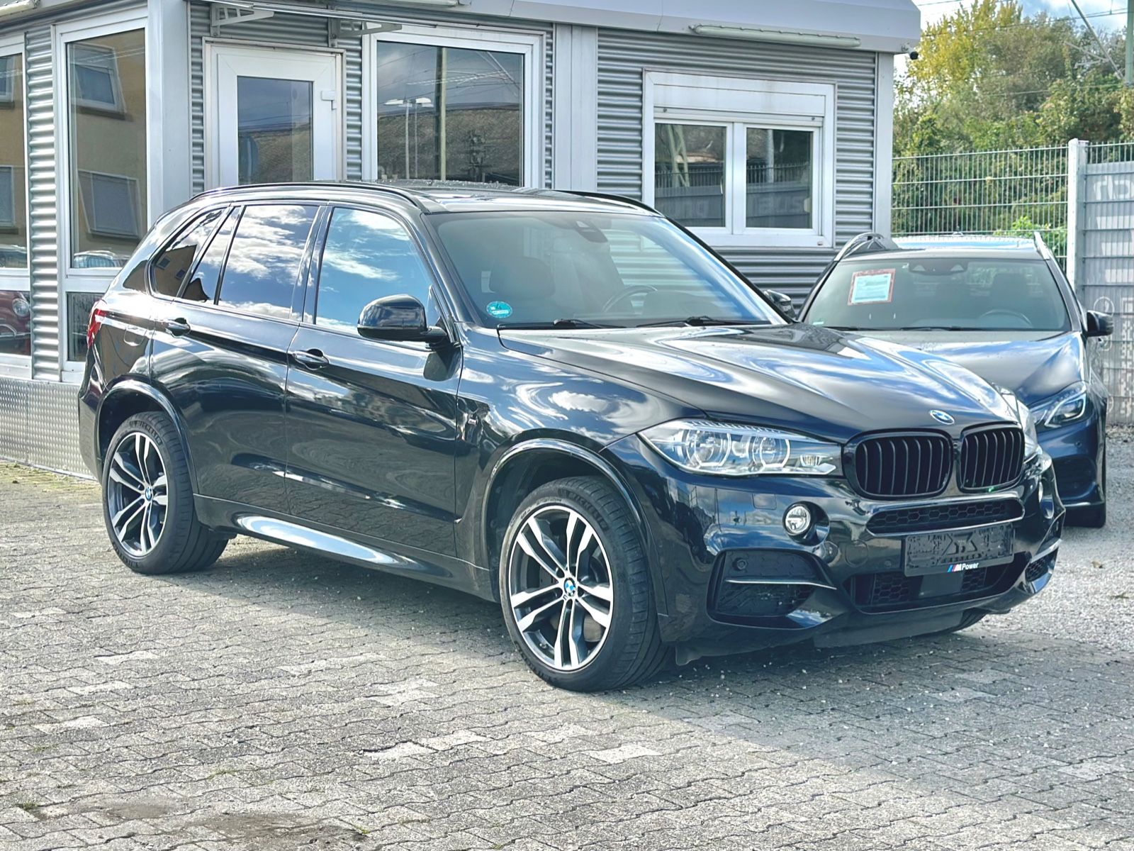 Fahrzeugabbildung BMW X5 M50 M SPORTPAKET*PANO+AHK*