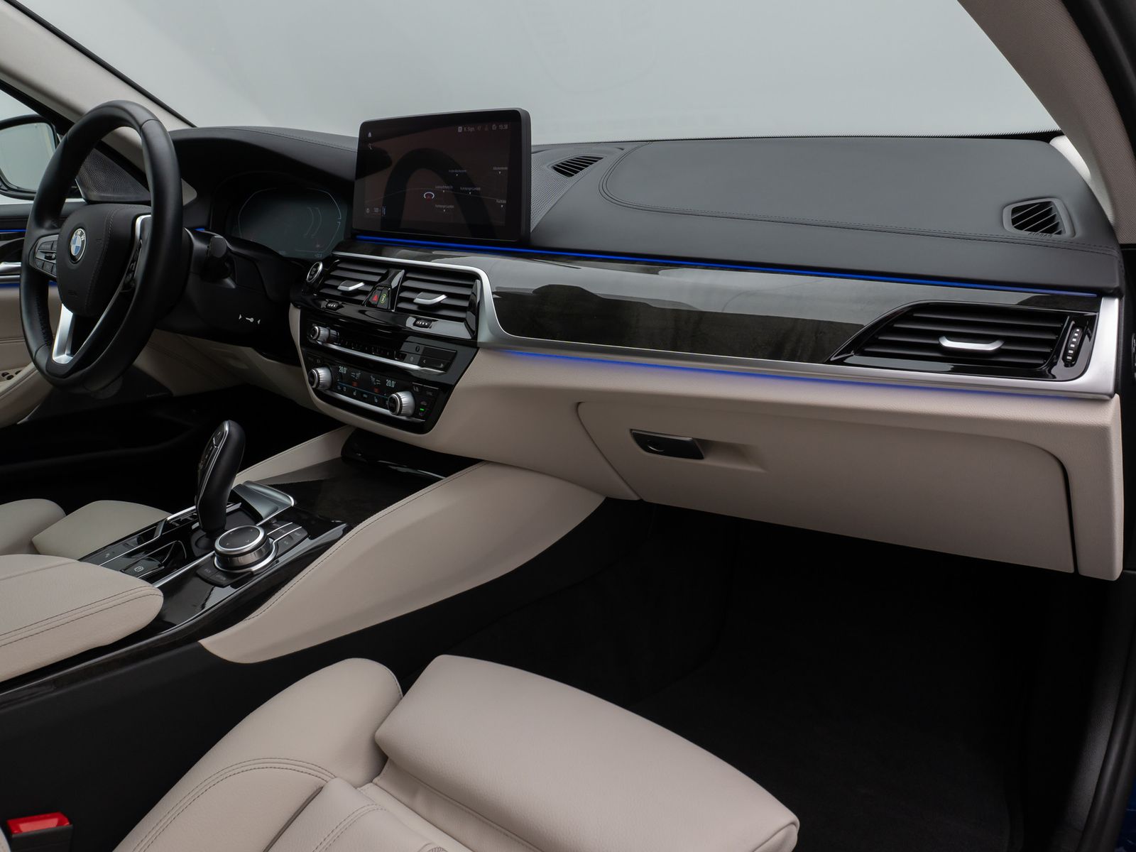 Fahrzeugabbildung BMW 520i Luxury Line Kamera HUD DAB B&W Alarm Sport