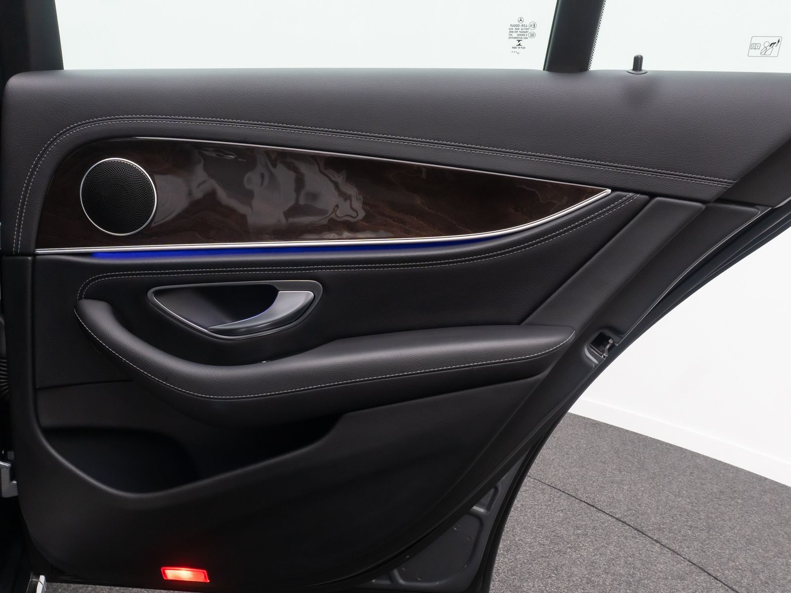 Fahrzeugabbildung Mercedes-Benz E 300 de Widscreen 360&deg; DAB AHK FahrAss HiFi 18"