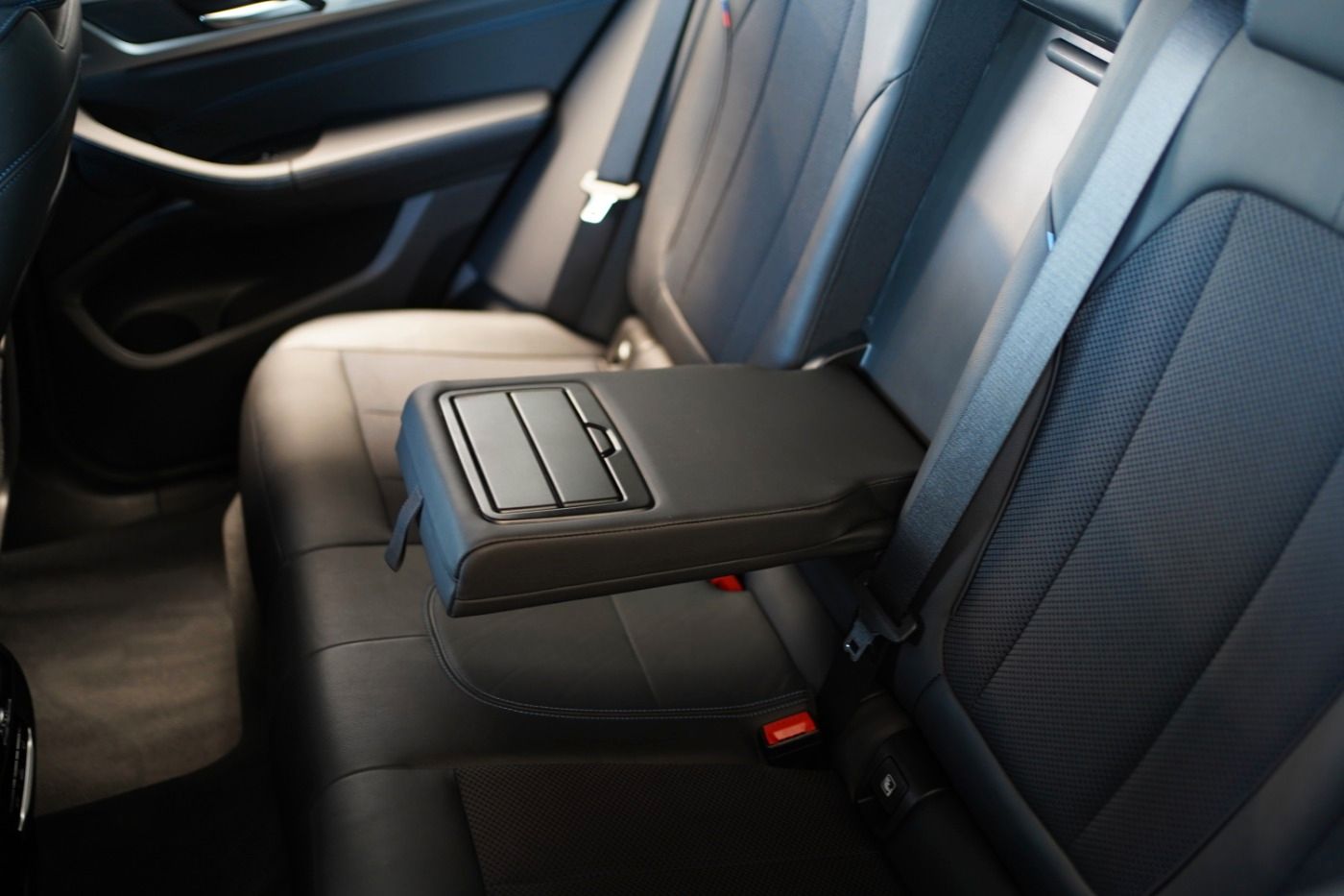 Fahrzeugabbildung BMW X3 20ix M Sport +AHK+ParkingAssis.+Live Cock.Plu