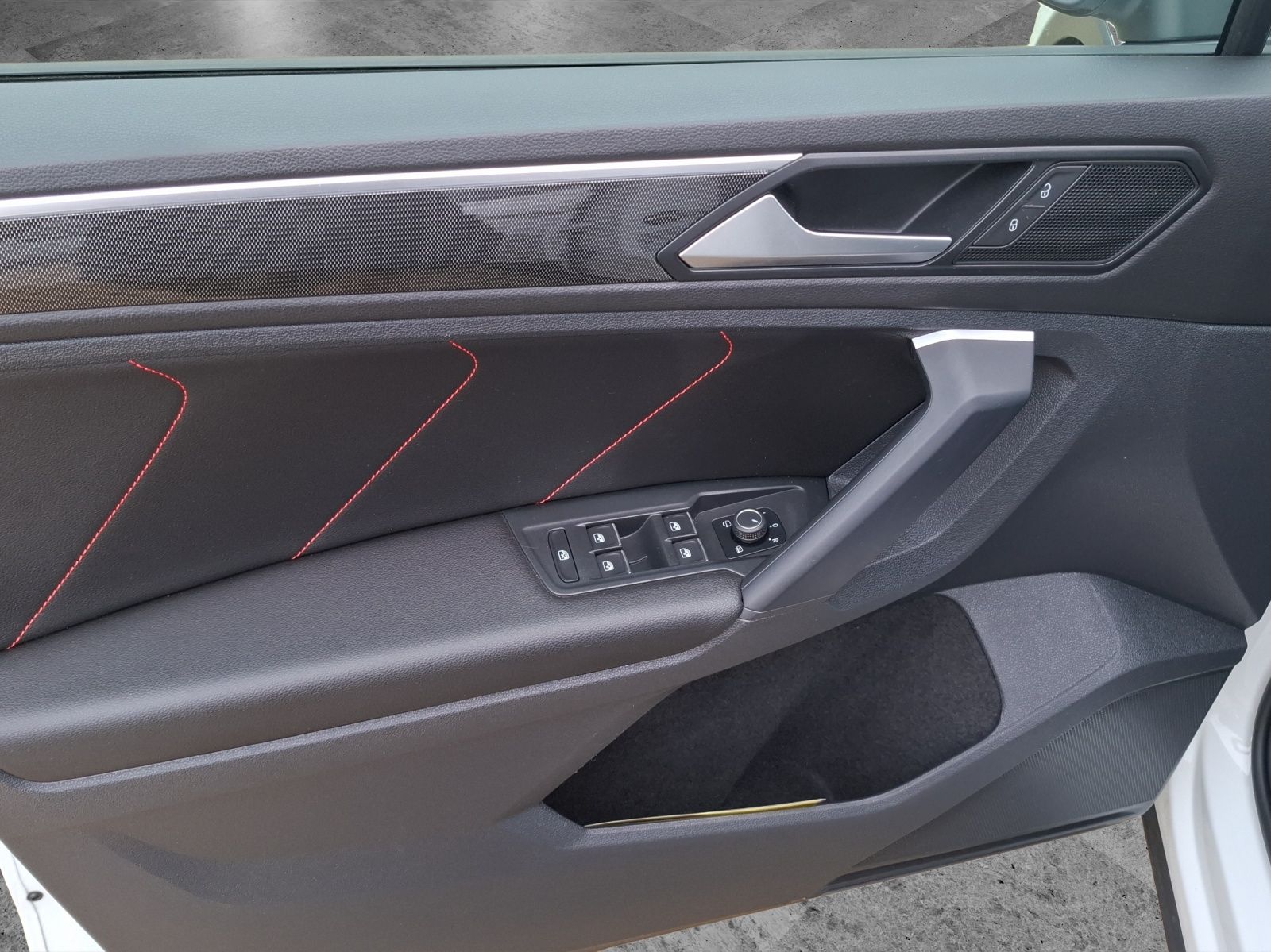 Fahrzeugabbildung Volkswagen Tiguan TDI Urban Sport DSG LED AHK Navi AID ACC