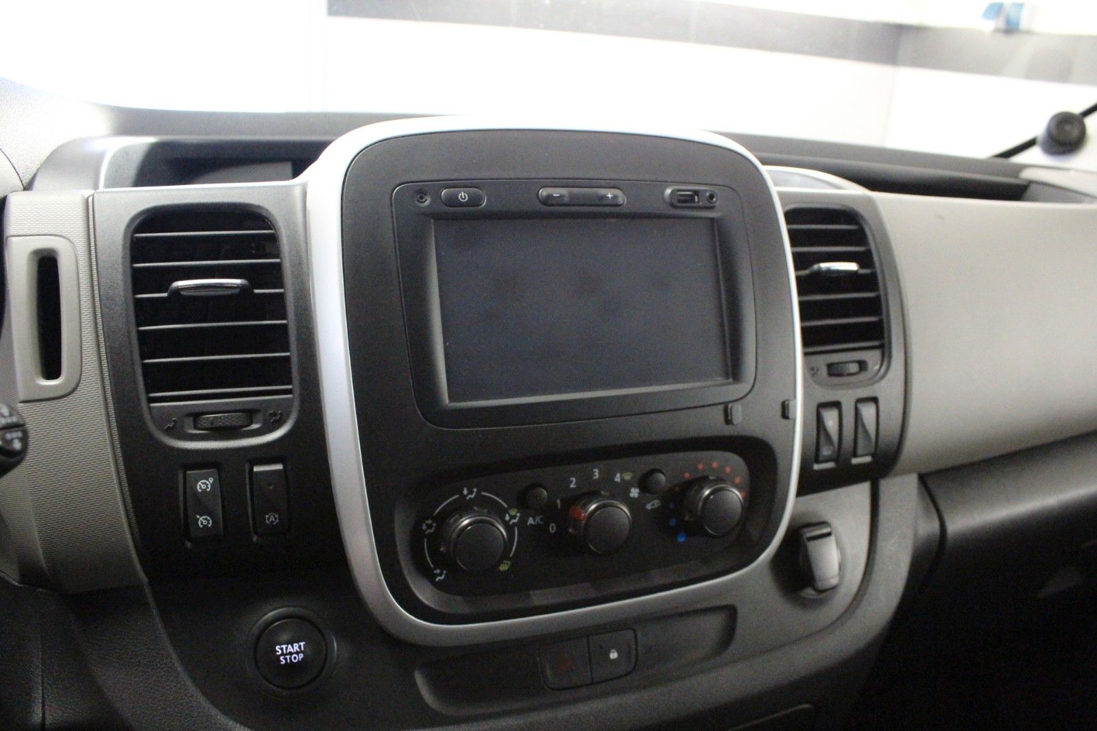 Fahrzeugabbildung Renault Trafic Combi dci 125 Expression*9-Sitzer*Navi*AH