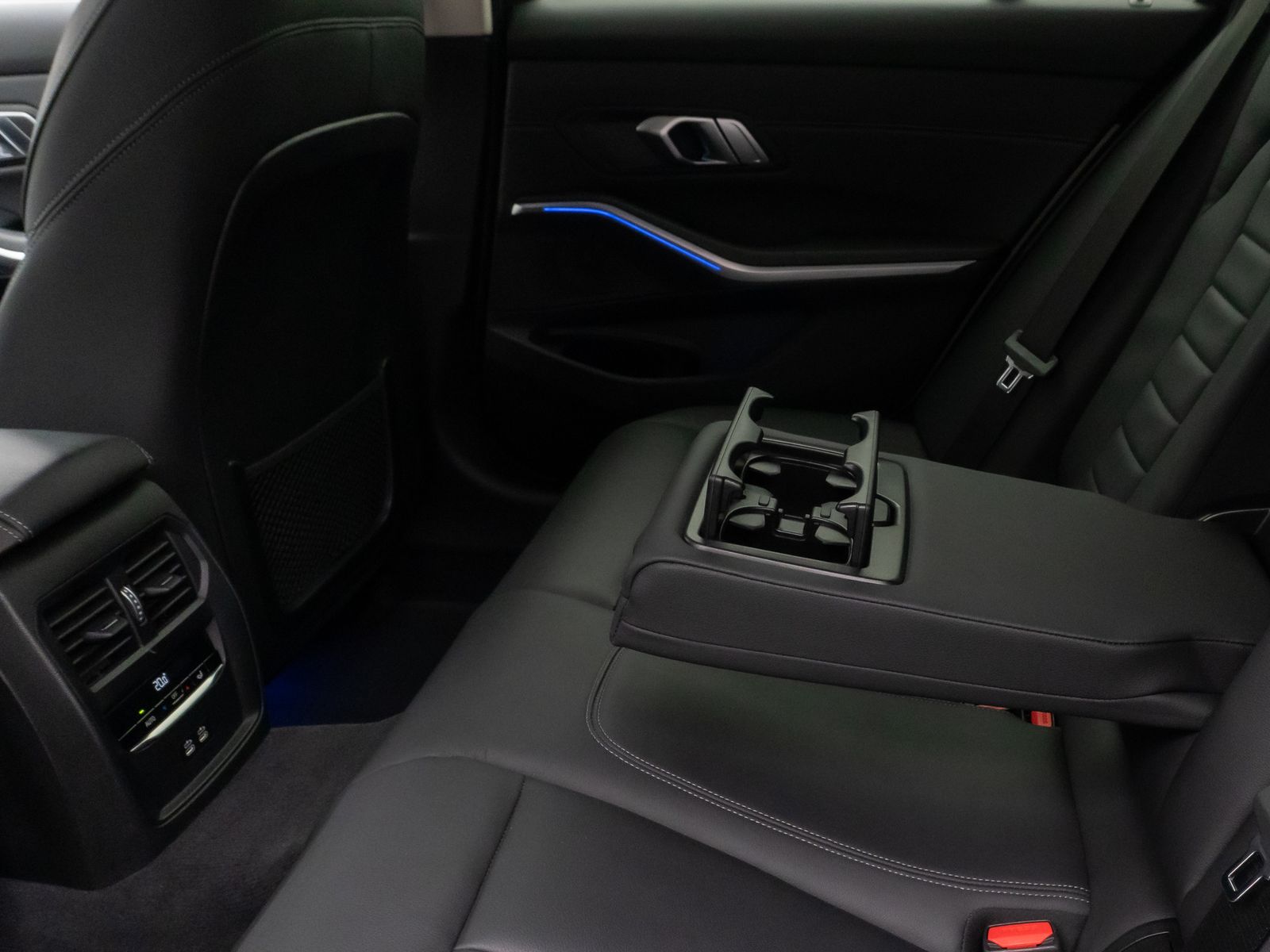 Fahrzeugabbildung BMW 320d  Luxury Line Kamera DAB HiFi Stop&Go Sport