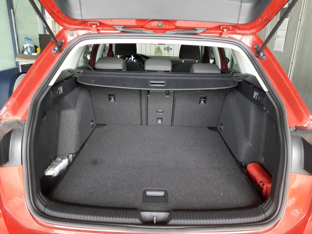Fahrzeugabbildung Volkswagen Golf Var. 1.5 TSI Life-LED-ACC-APPS-DAB-PDC-