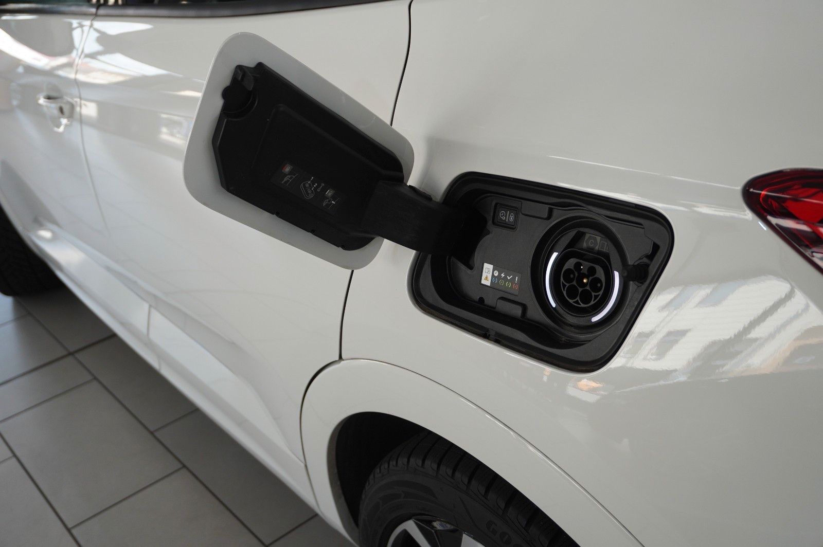 Fahrzeugabbildung Opel Grandland (X) 1.6T GSe HYBRID 4X4 NAVI/LED/SPORT