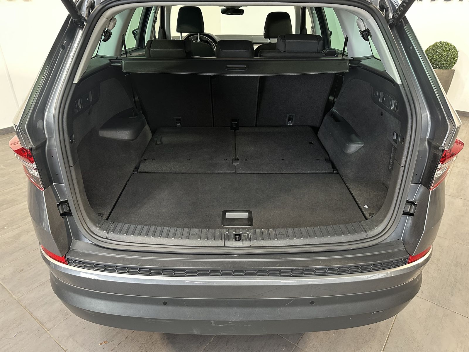 Fahrzeugabbildung SKODA Kodiaq 2.0 TDI DSG 4x4 7-Sitzer Tour NAV+LED+AHK