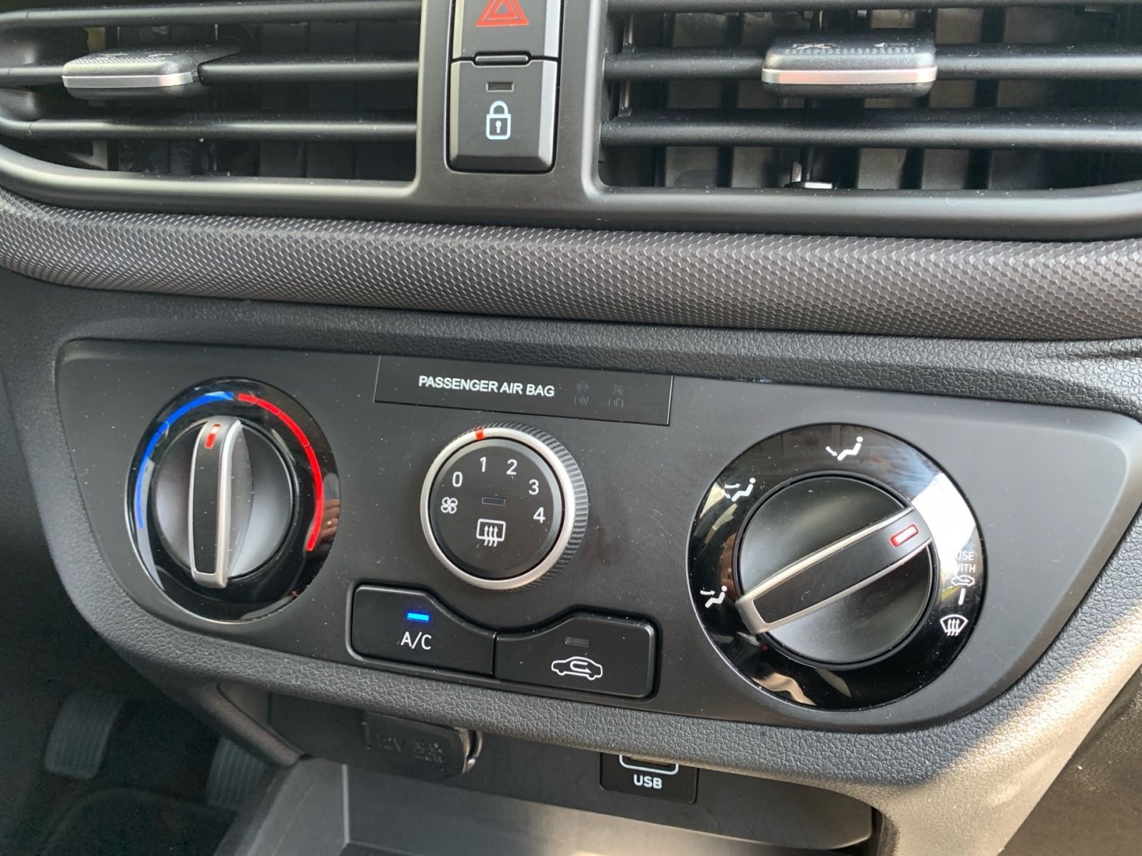 Fahrzeugabbildung Hyundai i10 1.0 Edition 30 1 Hand Allwetter