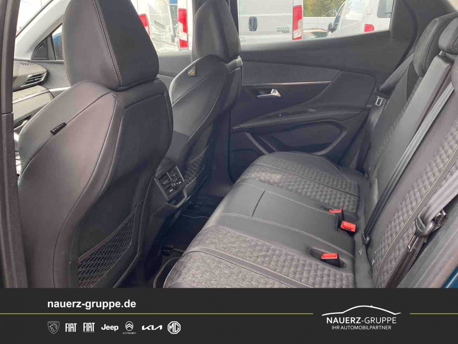 Fahrzeugabbildung Peugeot 3008 Hybrid 225 Roadtrip e-EAT8
