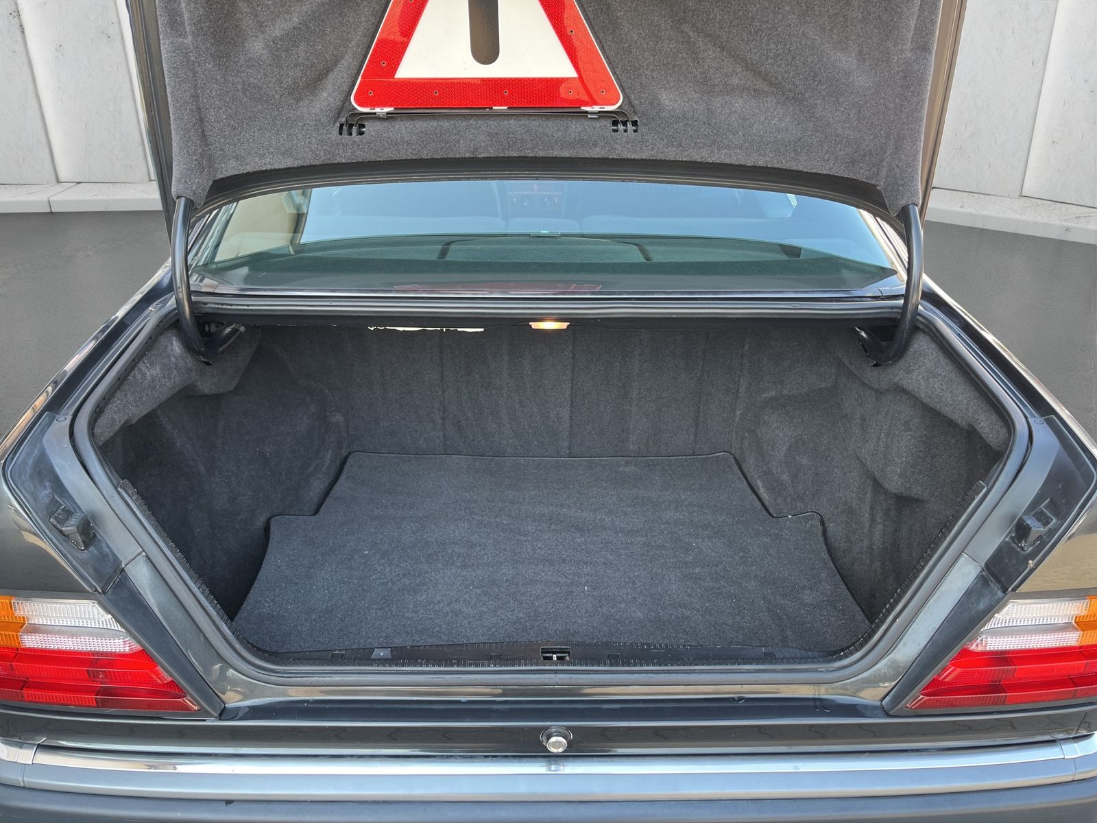 Fahrzeugabbildung Mercedes-Benz E 230 CE*W124C*1 Hand*128tkm* Guter Zustand*