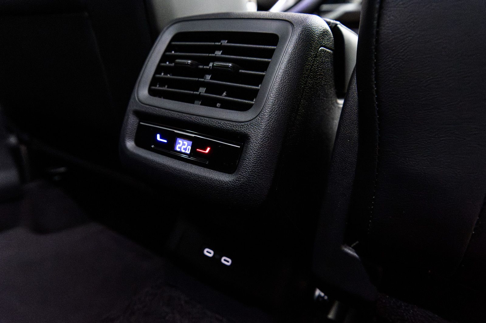 Fahrzeugabbildung Volkswagen T-Roc 1.5 eTSI  Style+IQ-Light+AHK+5 Jahre Gar.