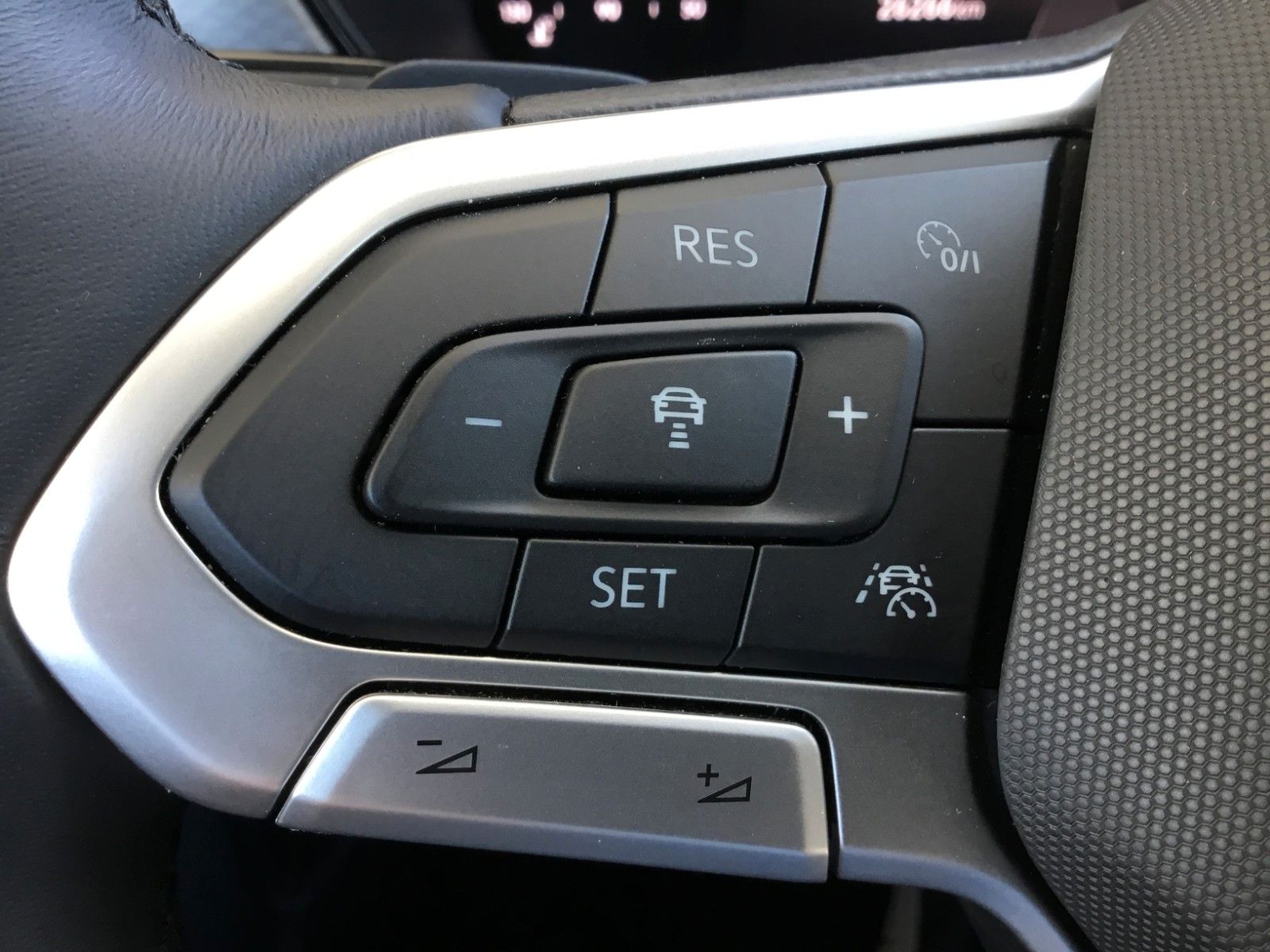 Fahrzeugabbildung Volkswagen T-Cross 1.0 TSI DSG Life+AHK+ACC+LED+17"+Kamera