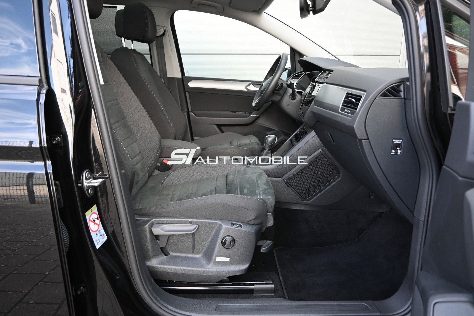 Fahrzeugabbildung Volkswagen Touran 1.5 TSI DSG °ACC°AHK°PANO°STHEIZ°MASSAGE°