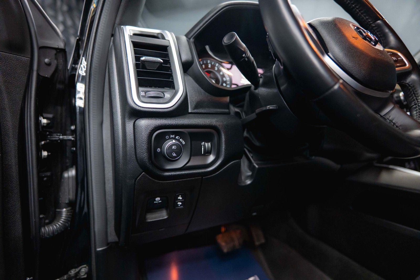 Fahrzeugabbildung Dodge RAM 5.7 V8 HEMI 4x4 Offroad Night-Paket LED 19%